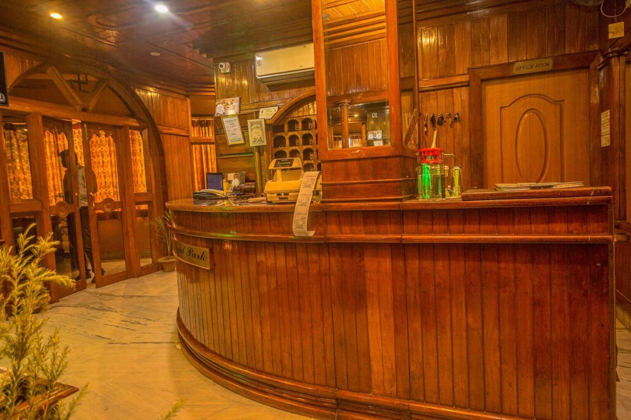 Oyo 44995 Royal Park Hotel Māldah Kültér fotó