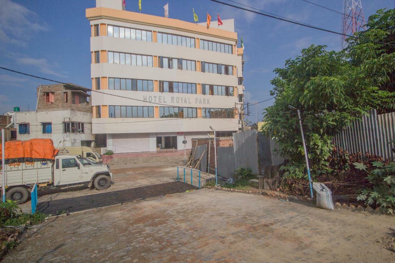 Oyo 44995 Royal Park Hotel Māldah Kültér fotó